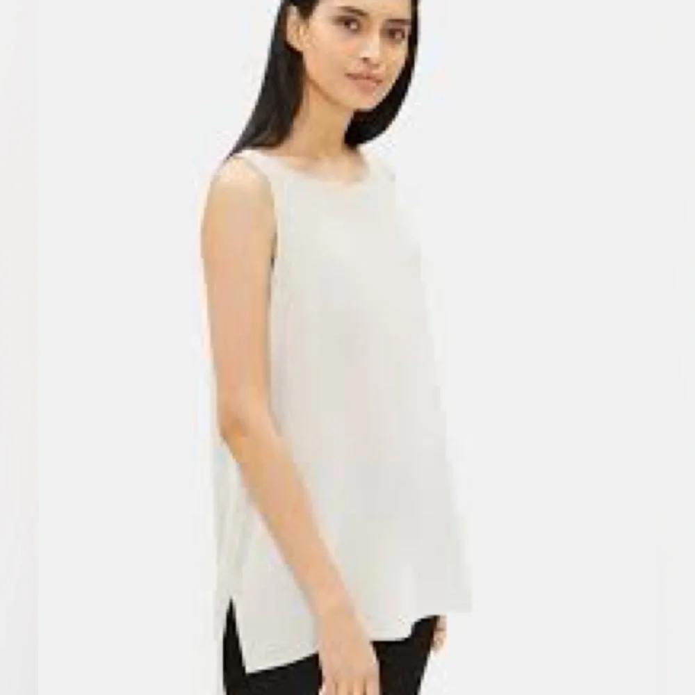 Sleeveless white blouse. Chiffon Layered bottom and longer back. Large - Picture 1 of 13